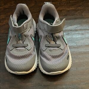 Nike Kids Sneakers in Gray and Teal